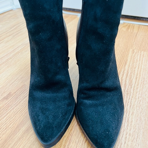 Guess - Picture 3 of 4